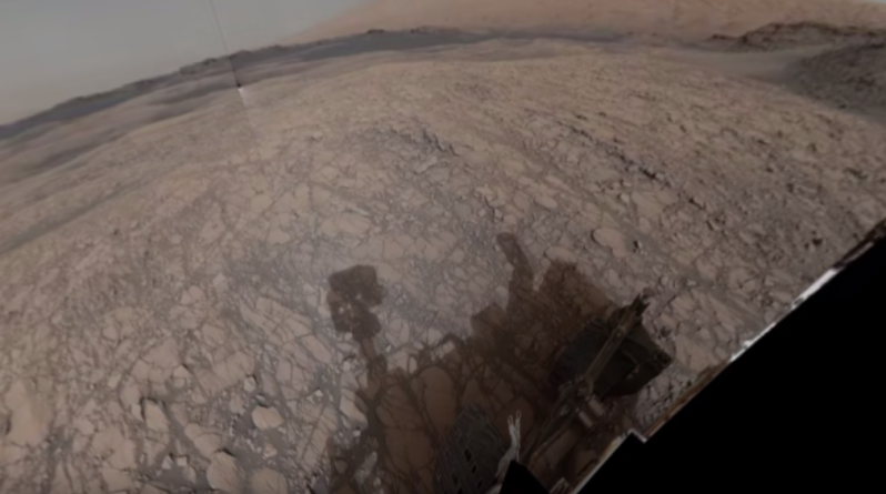 Марсоход НАСА сделал панорамные снимки "красной планеты", на которых ее пейзажи напоминают Землю