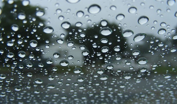Могут ли капли дождя пробить лобовое стекло автомобиля под воздействием сильного ветра? 