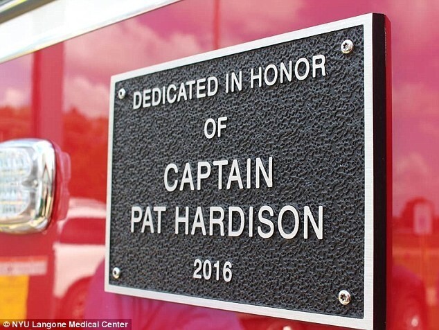 Теперь на пожарной станции весит мемориальная доска в честь Патрика Хардисона
