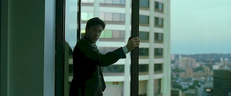 11. Киану Ривз на самом деле вылез из окна во время съемок сцены побега из офиса