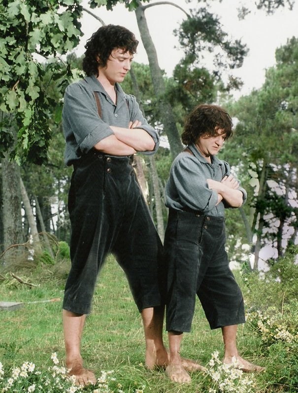 Элайджа Вуд и его дублер Киран Шах на съемках фильма "Властелин колец: Братство Кольца"   