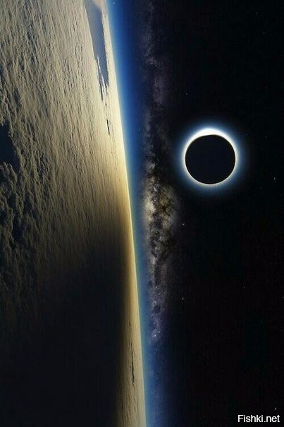 Снимок солнечного затмения из космоса