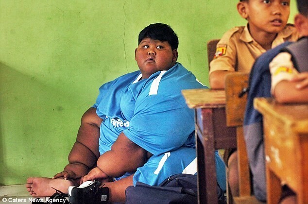 Самый толстый мальчик в мире наконец-то сумел дойти до школы