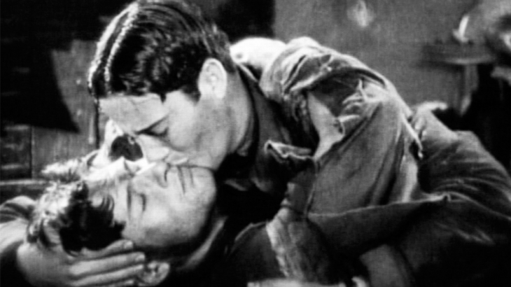 10. В фильме "Крылья" 1927 года двое мужчин впервые поцеловались на экране.