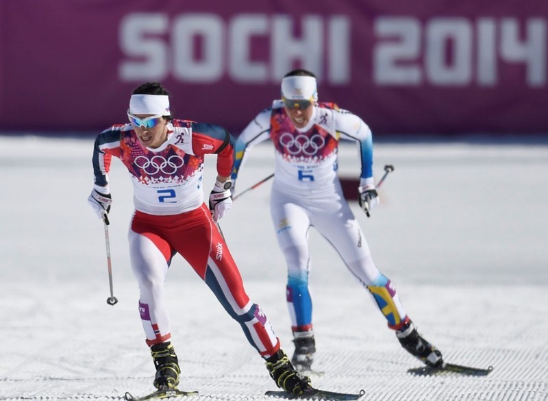 Норвежский мельдоний. Лыжники-чемпионы сидят на настоящем 