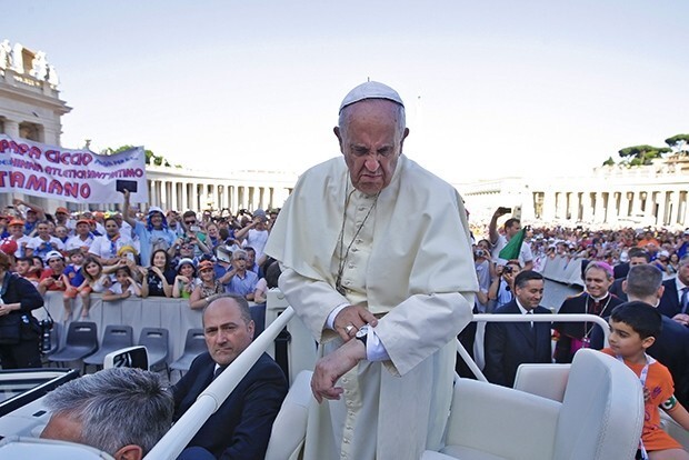 Папа Римский Франциск, часы Swatch