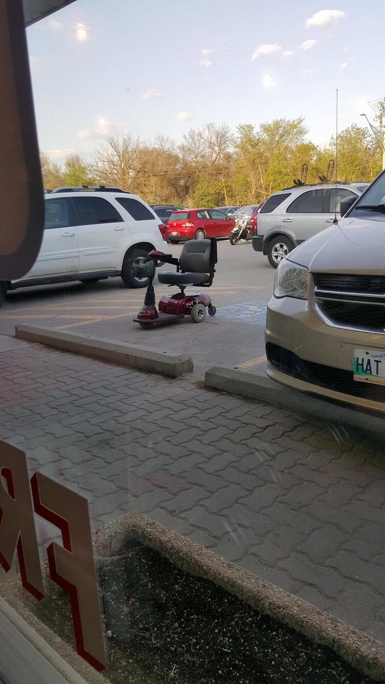 Парковку для инвалидов не занимать!