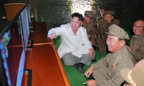 Опубликованы откровенные фото лидера КНДР, празднующего пуск баллистической ракеты с приближенными