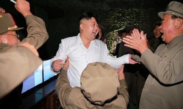 Опубликованы откровенные фото лидера КНДР, празднующего пуск баллистической ракеты с приближенными