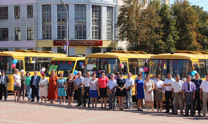 26. Муниципальные образования Брянской области получили новые школьные автобусы