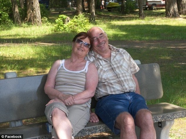 Женатая 62 года пара прощается друг с другом, потому что их не могут поселить вместе
