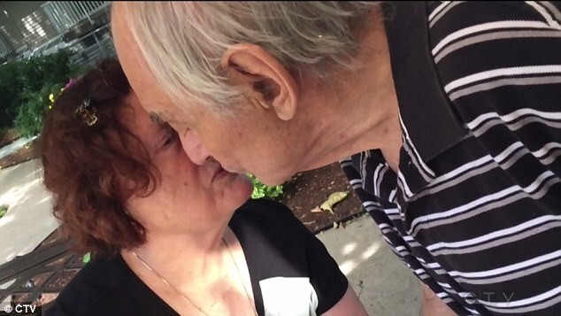 Женатая 62 года пара прощается друг с другом, потому что их не могут поселить вместе