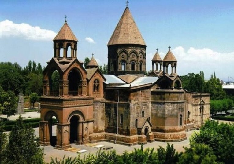 1. Эчмиадзинский кафедральный собор (Holy Etchimiadzin), Вагаршапат (Vagharshapat)