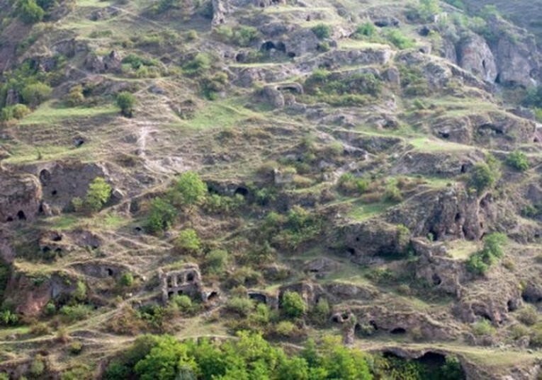 6. «Пещерный город» Старый Хндзореск (Old Khndzoresk Cave Village), Хндзореск