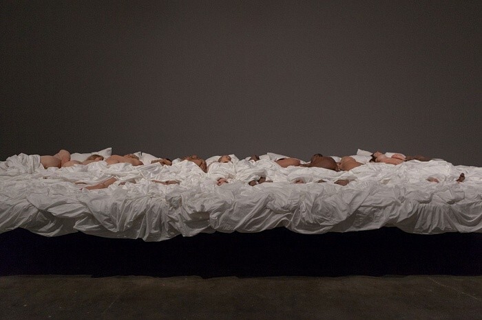 Кровать с голыми звездами от Канье Уэста стала музейным экспонатом