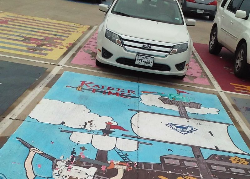 Традиция американских старшекласников разукрашивать свои парковочные места