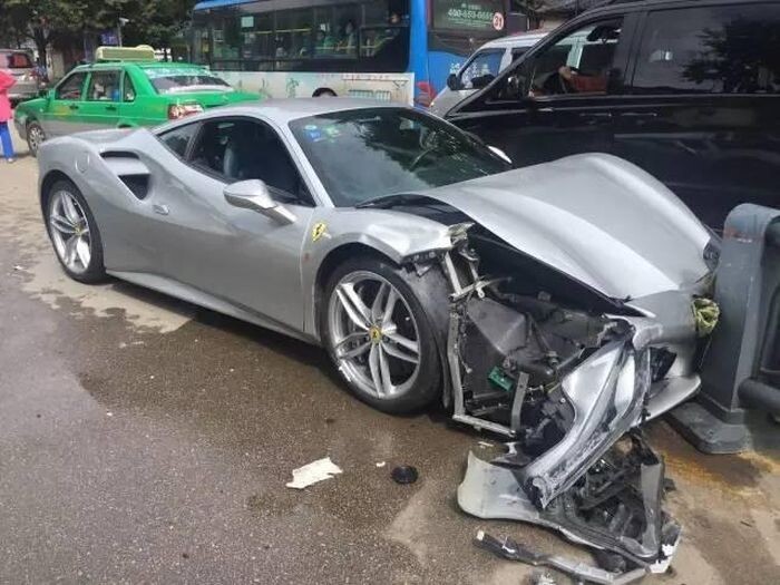 В китайском городе Лицзян произошла авария, участниками которой стали сразу два суперкара Ferrari 488 GTB. Обошлось без человеческих жертв, но оба автомобиля получили серьёзные повреждения.