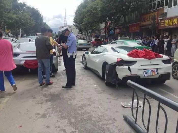 В Китае столкнулись два суперкара Ferrari 488 GTB