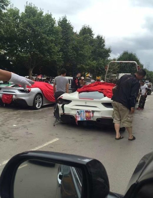 В Китае столкнулись два суперкара Ferrari 488 GTB
