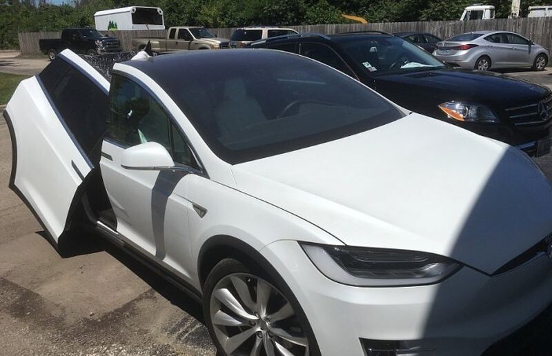 Владелец Tesla Model X забыл закрыть заднюю дверь, когда выезжал из гаража