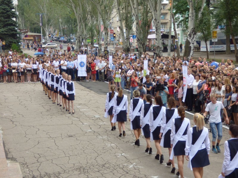 Первое сентября для детей Донбасса. Фото из Донецка 