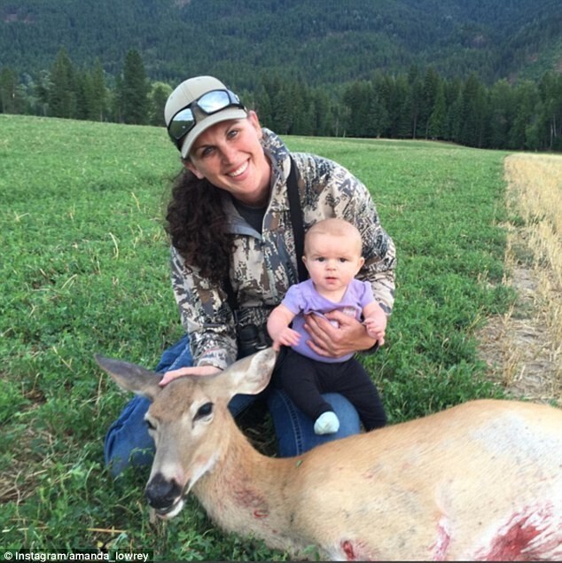 Первая охота малыша: Аманда Лоури похвасталась на Инстаграме оленем, которого застрелила во время дебютной охоты дочери