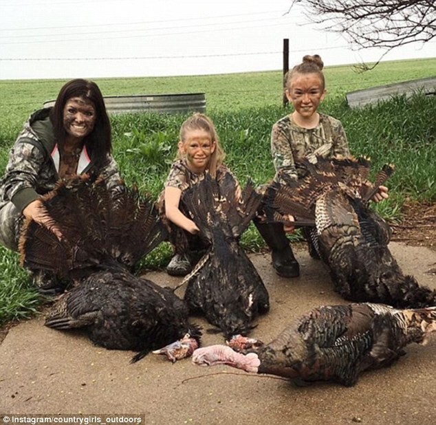 Три молодых девушки позируют после охоты на индеек в Небраске