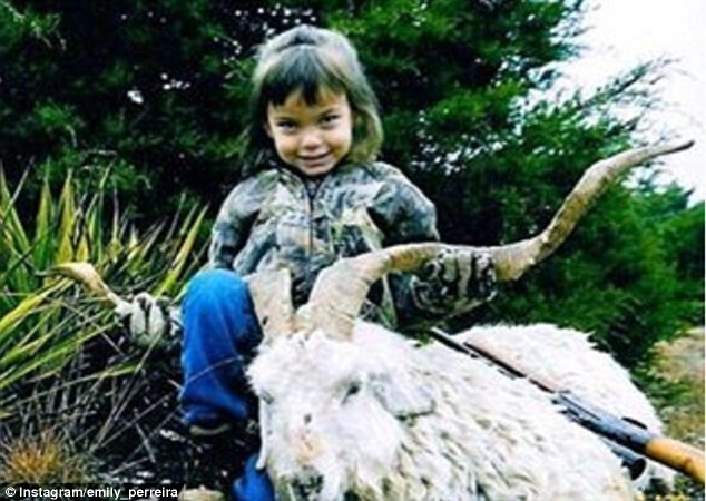 Заядлая охотница Эмили Перрейра выложила свою детскую фотографию с убитой козой, подписав ее: «Тот момент, когда все началось»