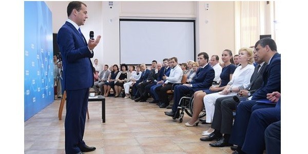 Медведев передумал насчет зарплат учителей