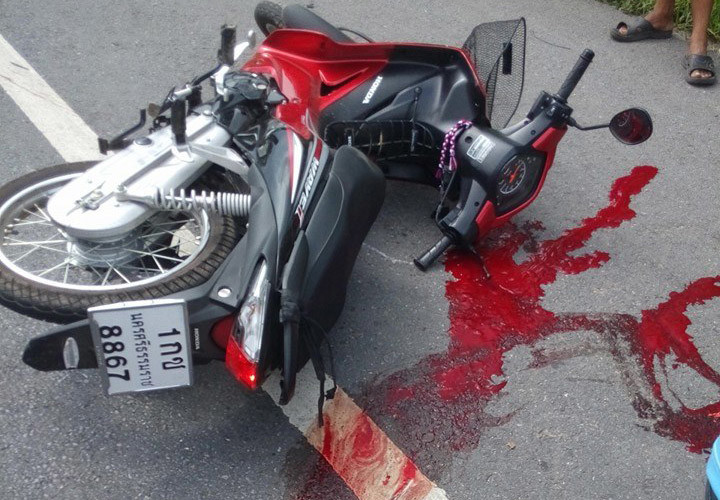 Тайский мужчина на своем скутере столкнулся с грузовиком