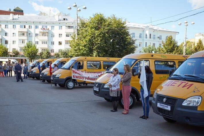 13. Школы Рязанской области получили семь новых микроавтобусов марки «ГАЗ»