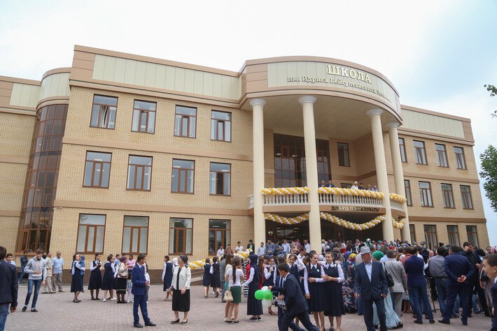 Вчера в России, за один день, открыли 92 новые школы и 72 новых детских сада !!! (Фото новых школ)