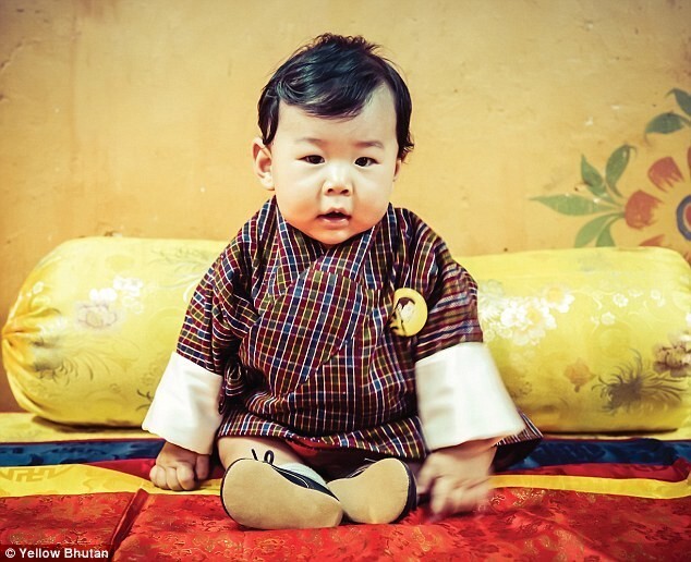 На желтой нашивке — портрет отца, короля Бутана