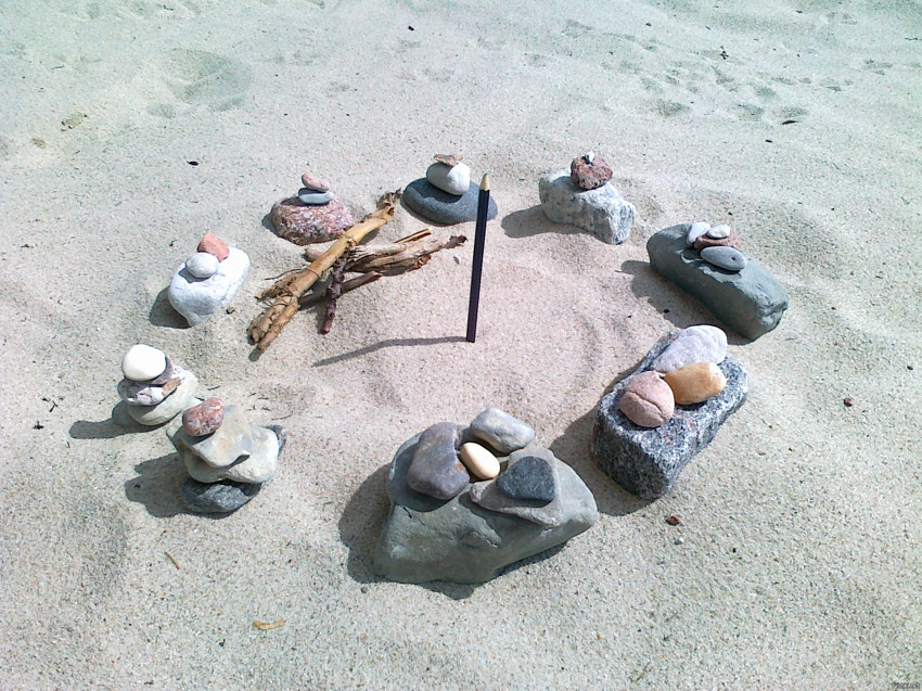 Просто собрал камушки вокруг себя на пляже в Янтарном