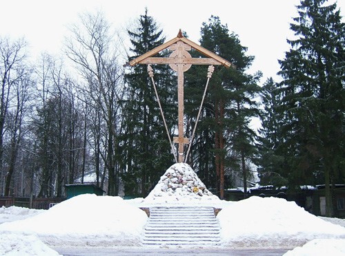 Поклонный крест привезенный водным путем из Соловков и установленный в 2007 году на Бутовском полигоне возле Церкви Новомучеников и Исповедников Российских