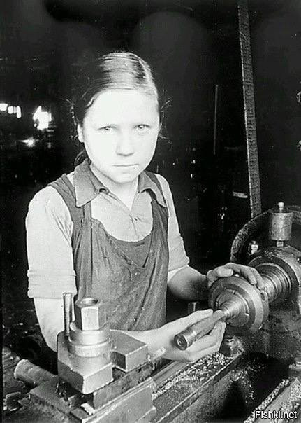 15-летняя девушка за токарным станком