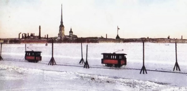 Когда-то по Неве ходили ледовые трамваи