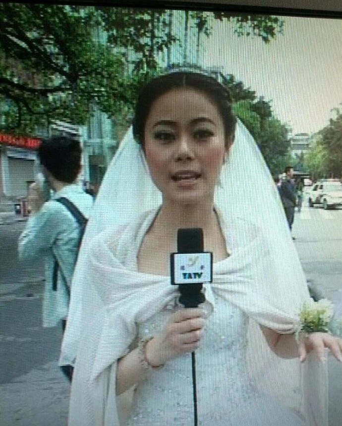 А этой журналистке пришлось сорваться с собственной свадьбы, чтобы сделать срочный репортаж 