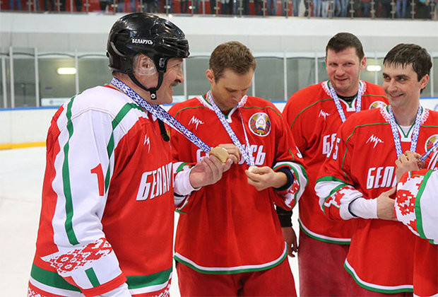 Лукашенко об игре хоккеистов: Вместо того чтобы заниматься, они, видимо, на югах отдыхали