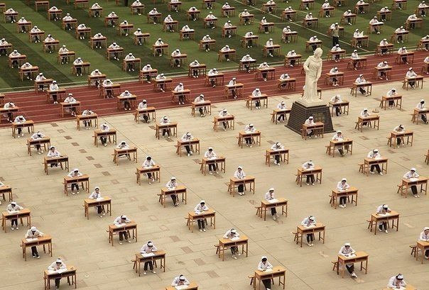 Студентки медицинского училища во время экзамена, Баоцзи, Китай