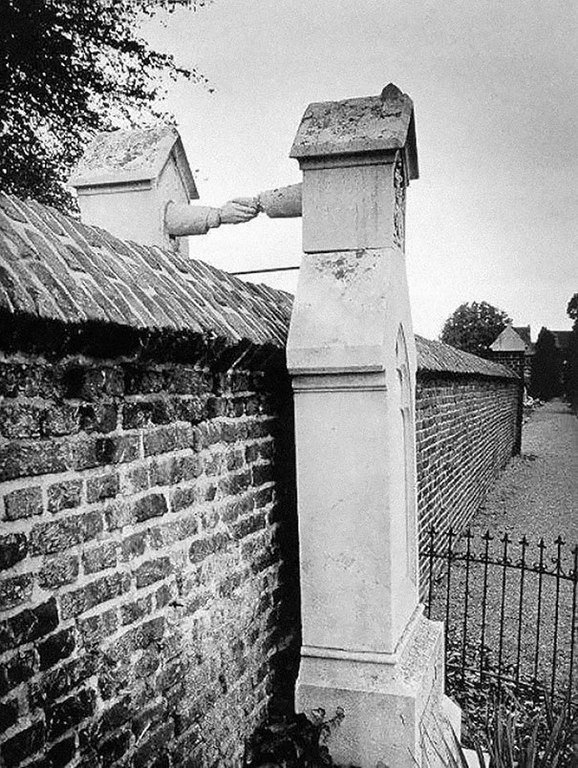 Муж–протестант, жена–католичка.После смерти община не разрешила похоронить их на одном кладбище.Голландия,1888 год 
