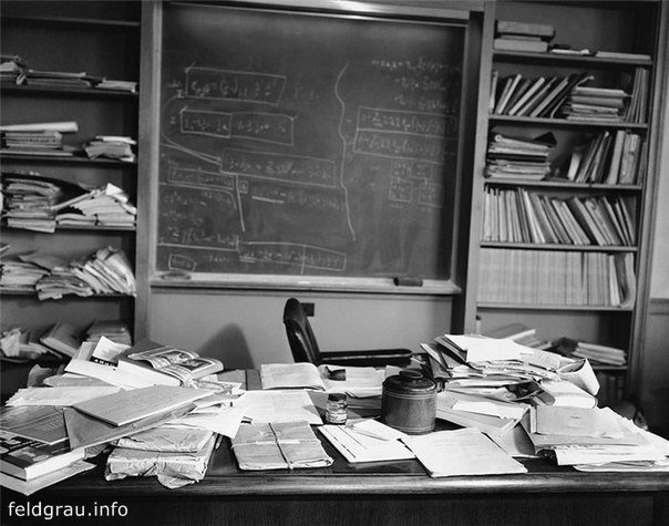 Стол Альберта Эйнштейна спустя несколько часов после его смерти, 1955 г.
