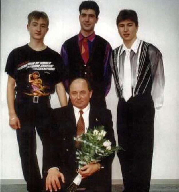 Слева направо: Евгений Плющенко, Алексей Ягудин, Алексей Урманов. В центре их тренер, Алексей Мишин.