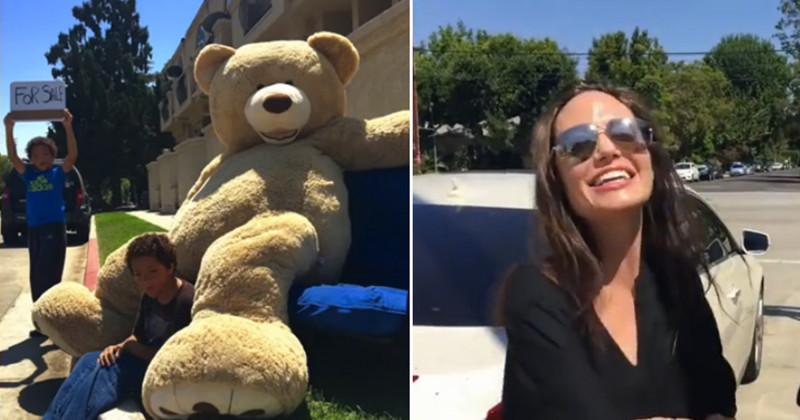 Анджелина Джоли купила гигантского медведя на гаражной распродаже у детей