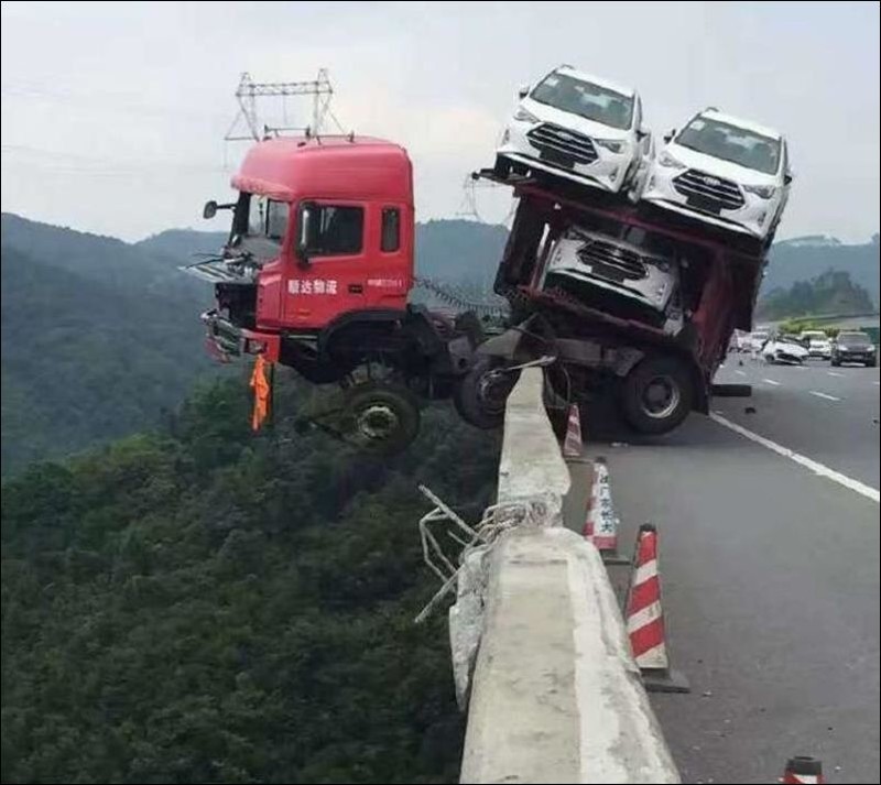 В Китае автовоз завис над пропастью