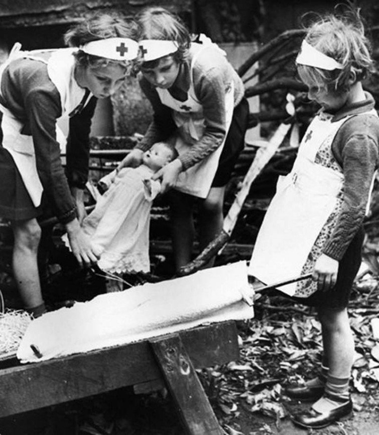 Детские игры времен Второй Мировой Войны, Лондон  