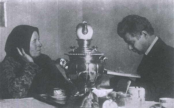 Сергей Есенин с матерью. Москва, март 1925 года 