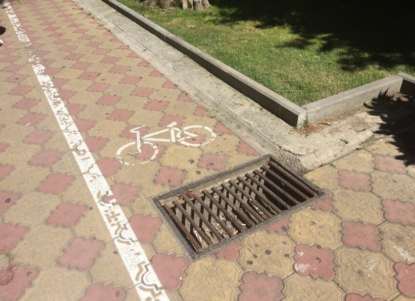 Интересно, кто додумался ставить на велодорожке именно такие решётки? Этот человек хотя бы отдалённо представляет что такое логика, например?