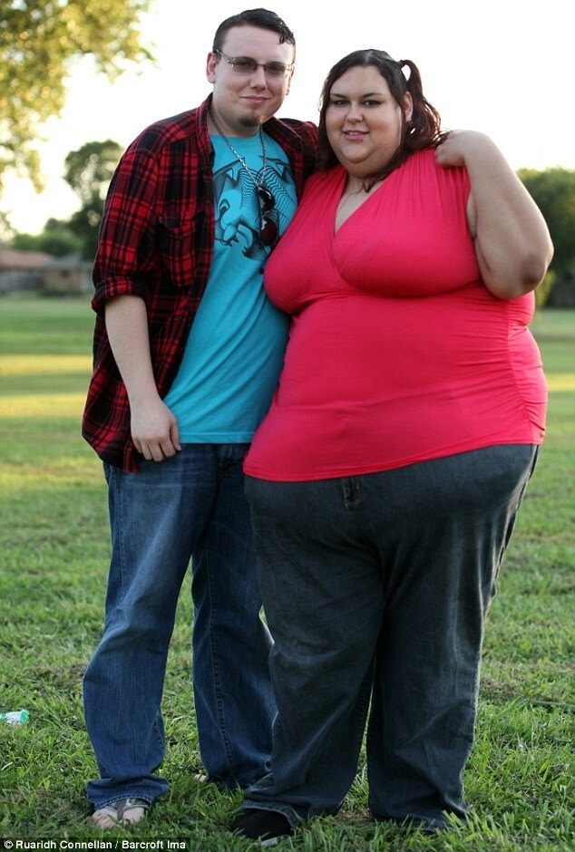 Модель, страдающая морбидным ожирением, мечтает весить 450 кг, и ее парень кормит ее через воронку