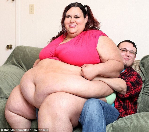 Модель, страдающая морбидным ожирением, мечтает весить 450 кг, и ее парень кормит ее через воронку